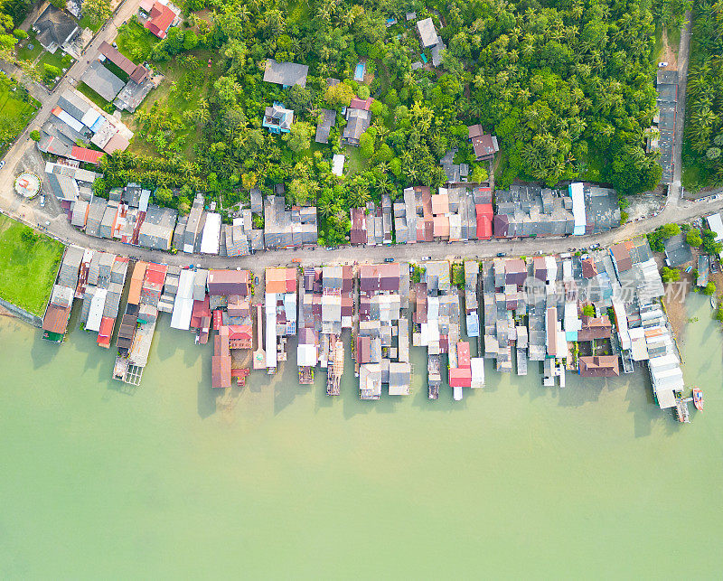 泰国兰塔岛:兰塔岛老城。航拍的渔村和它的色彩缤纷的房子在老城区泰国Koh Lanta